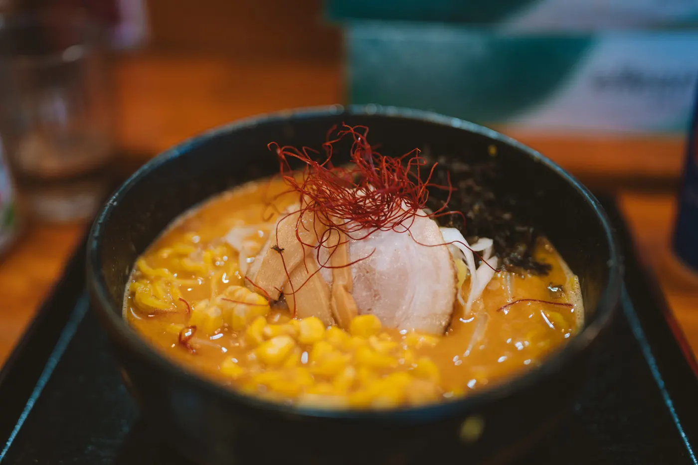 Ciotola di ramen al miso con mais e chashu, pausa pranzo